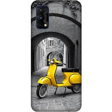 Realme 7 Pro Uyumlu Taş Sokakta Sarı Vespa Motosiklet  Desenli Silikon Kılıf