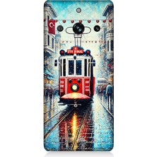 Realme 11 Pro Plus Uyumlu Yağmurlu Sokakta Kırmızı Tramvay  Desenli Silikon Kılıf