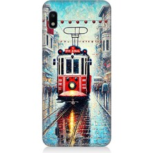 Samsung Galaxy A10 Uyumlu Yağmurlu Sokakta Kırmızı Tramvay  Desenli Silikon Kılıf
