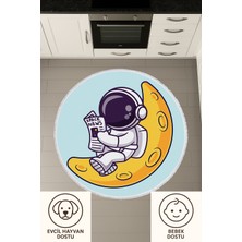 Çocuk Odası Halısı – Ay Üzerinde Gazete Okuyan Astronot Deseni | Kaymaz Tabanlı | Mavi Zemin
