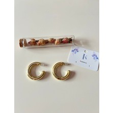Çivi Model Gold Renk Orta Boy Kalın Yarım Halka Küpe – Modern, Zarif ve Paslanmaz Çelik