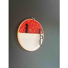 🌿"kasnakta Nostalji"-Sessiz Renkler Tarafından Tasarlanmış Cepli El Yapımı Kumaş Duvar Süsü (27 cm Ahşap Kasnak)