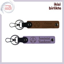 Kardeşe Özel Kalıcı Bir Hatıra, Üç Ayyıldız Isim ve Soyadı Yazılı X2 Deri Anahtarlık, Açık Kahve-Mor