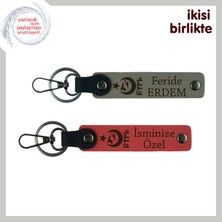 Cumhuriyet Sevgisini Anlatan Hediye – Ayyıldız Kurt Göktürk Isimli Anahtarlık, Kül Gri-Nar Çiçeği
