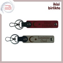 Sevdiklerine Sadakat Temalı Hediye – Ay Yıldızlı Deri Anahtarlık, Isme Özel, Bordo-Kül Gri