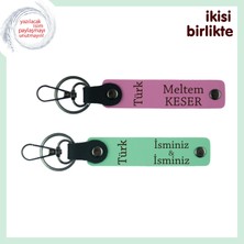 Teyzeye Kalpten Gelen Armağan – Türk Yazısı Desenli Isimli Deri Anahtarlık, Pembe-Yeşil