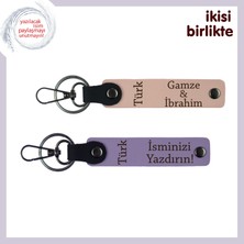 En Zarif Hediye – Türk Yazısı Desenli Kişisel Isimli Anahtarlık Set X2, Yavru Ağzı-Mor