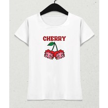 Hena Crimson Cherry Vibes Kadın Beyaz Pamuklu Çilek Baskılı Bisiklet Yaka Normal Kalıp Tişört (Regular Fit)