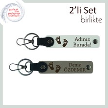 Anneye ve Babaya Ortak Kullanım Için Isimli Kalpli Bebek Ayağı Anahtarlık Takımı, Beyaz-Kül Gri