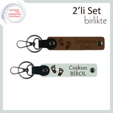 Bebek Ismi Yazılabilir 2’li Set, Kalpli Bebek Ayağı Motifli Hediyelik Anahtarlık, Açık Kahve-Beyaz