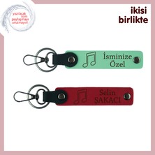 Miawiki Ruhunun Melodisini Yansıtan Hediye, Nota Temalı Isim Yazılabilir Deri Anahtarlık, Açık Yeşil-Kırmızı