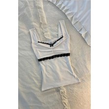 Beyaz Dantel Yaka Kurdele Detaylı Y2K Askılı Crop