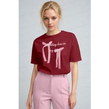 Kadın Bordo Kurdele Kabaran Dokulu Baskı Regular Fit Normal Kalıp T-Shirt