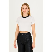 Di Giyim Kadın Kontrast Yaka Detaylı Crop T-Shirt
