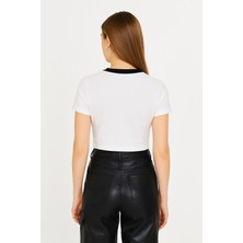 Di Giyim Kadın Kontrast Yaka Detaylı Crop T-Shirt