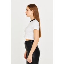 Di Giyim Kadın Kontrast Yaka Detaylı Crop T-Shirt