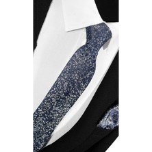 Lacivert Zemin Üzerine Gri Serpme Desenli Mikrofiber Kravat ve Mendil Takımı - 7 cm Modern Kesim