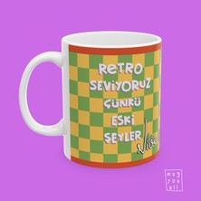 Retro Seviyoruz Çünkü Eski Şeyler Vibe Yazılı Z Kuşağı Temalı Esprili Hediyelik Porselen Kahve Kupası