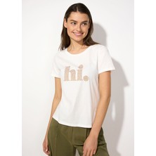 Kadın Beyaz Hi Yazılı Taş Baskılı Regular Fit Tişört