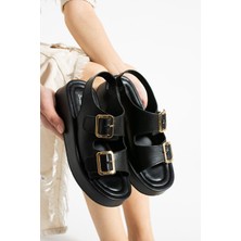 Siyah Kalın Taban Lastik Detaylı Çift Toka Sargılı Sandalet