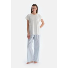 Kırık Beyaz Baskı Detaylı Altı Çizgili Tişört Pantolon Pijama Takımı