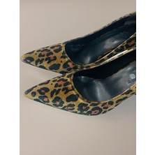 Leopar Desenli Saten Ince Topuklu Stiletto – Şık ve Zarif Tasarım