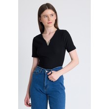 Siyah V Yaka Aksesuar Detaylı Slim Fit Tişört 9206M