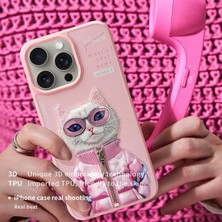 iPhone 15 3D Gerçek Nakış Işleme Kabartmalı Kedi Fermuar Mont Gözlük Detaylı Cool Glasses 2.0 White Rich And Beauty Kılıf