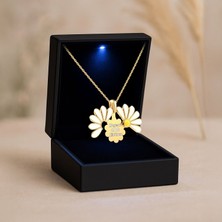 Işıklı Kutuda Isimli Açılan Papatya Altın Kaplama Gümüş Kolye