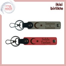 Sevgiline Cumhuriyet Sevgisini Anlatan Hediye – Ay Yıldızlı Isimli Anahtarlık, Kül Gri-Nar Çiçeği