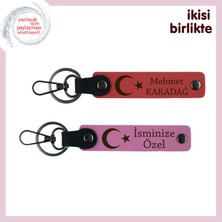 Miaju Kardeşe Sıcak Bir Hatıra – Ay Yıldızlı, Kişiselleştirilebilir Deri Anahtarlık Set, Nar Çiçek-Pembe