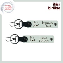 Kardeşe Kalıcı Hediye, Ayyıldız ve Türkiye Yazılı Isim Soyisimli 2’li Anahtarlık Set, Beyaz-Beyaz
