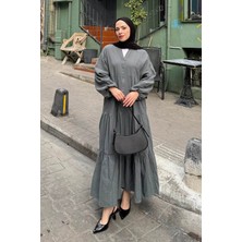 Ön Yarım Düğme Detaylı Müslin Kumaş Tesettür Elbise Gri