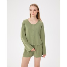 Ayma Active Kadın Açık Yeşil Volanlı Pijama Üstü - EcoVero™ Viskoz, Düğmeli, Geniş Yaka, Half-Crop, Manşet ve Etek Volanlı