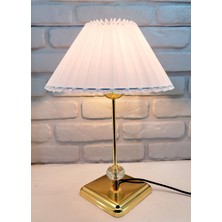 Gold Kaplama Metal Kare Ayaklı Kristal Cam Taşlı El Yapımı Beyaz Pileli Kumaş Şapkalı Abajur Masa Lambası