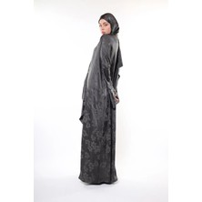 Harika Wear Kraliyet Ipeği Namaz Elbisesi – Gümüş Zarafet ve Çiçek Desenleriyle Işıltı (Şal Hediye)