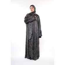Harika Wear Kraliyet Ipeği Namaz Elbisesi – Gümüş Zarafet ve Çiçek Desenleriyle Işıltı (Şal Hediye)