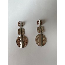 Ezme Plaka Sallantılı Gümüş Renk Küpe