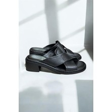 Siyah Hakiki Deri Puf Taban Çapraz Bantlı Terlik