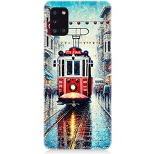 Samsung Galaxy A31 Uyumlu Yağmurlu Sokakta Kırmızı Tramvay  Desenli Silikon Kılıf