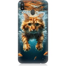 Samsung Galaxy M20 Uyumlu Suda Yüzen Kedi  Desenli Silikon Kılıf
