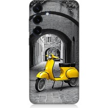 Samsung Galaxy S25 Uyumlu Taş Sokakta Sarı Vespa Motosiklet  Desenli Silikon Kılıf