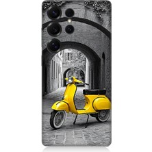 Samsung Galaxy S25 Ultra Uyumlu Taş Sokakta Sarı Vespa Motosiklet  Desenli Silikon Kılıf