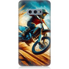 Samsung Galaxy S10E Uyumlu Alevler Arasında Motosiklet Sıçrayışı  Desenli Silikon Kılıf