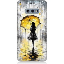 Samsung Galaxy S10E Uyumlu Yağmurda Sarı Şemsiye Altında  Desenli Silikon Kılıf
