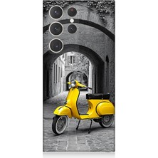 Samsung Galaxy S23 Ultra Uyumlu Taş Sokakta Sarı Vespa Motosiklet  Desenli Silikon Kılıf