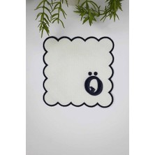 Ö Harfi Minimal Monogramlı Siyah Nakış Kenarlı Beyaz Kokteyl Peçetesi 1 Adet