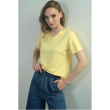 Kadın V Yaka Yırtmaçlı Kısa Kol Bluz