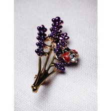 Mor Lavanta ve Uğur Böceği Figürlü Broş – Zarif Doğa Temalı Aksesuar