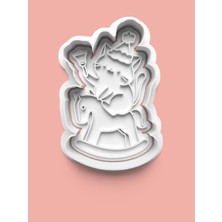 Aktastore Oyuncak At Üstünde Oynayan Kedicik Kurabiye Kalıbı ve Şeker Hamuru Kalıbı